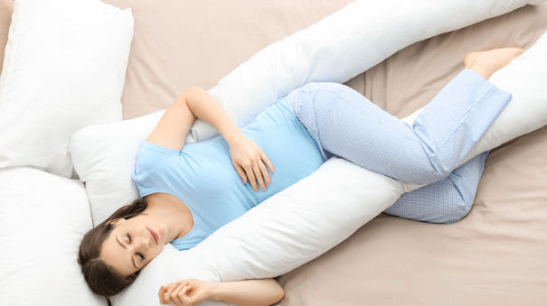 What is a maternity pillow and how does it work?